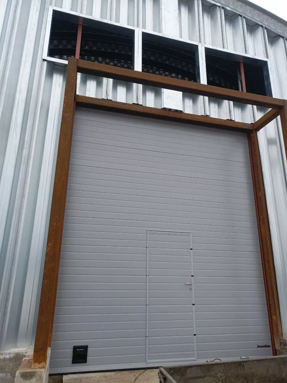 Секционные ворота для промышленности 4010х4740